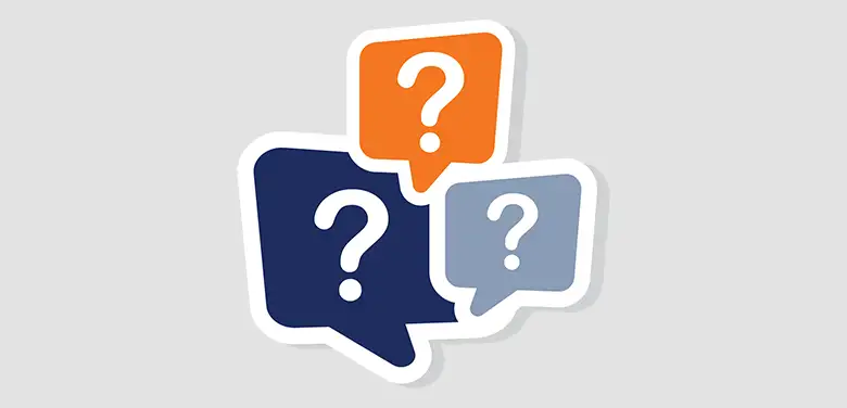 Drei Sprechblasen in Blau, Hellblau und Orange zeigen je ein Fragezeichen
