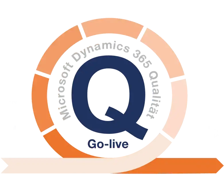 Illustrative Darstellung eines Ablaufs: Ein dunkelblaues Q und die Wörter Microsoft Dynamics 365 Qualität sowie Go-live werden kreisförmig umrahmt von einem orangefarbenen Pfeil